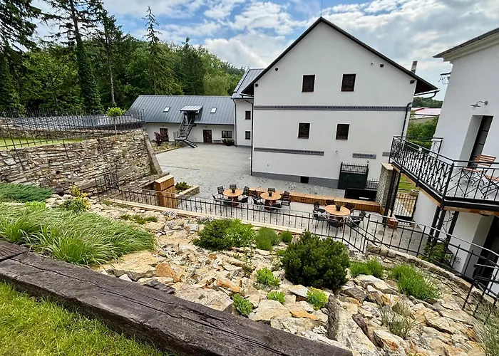 Za Stromem Guest house Opocno
